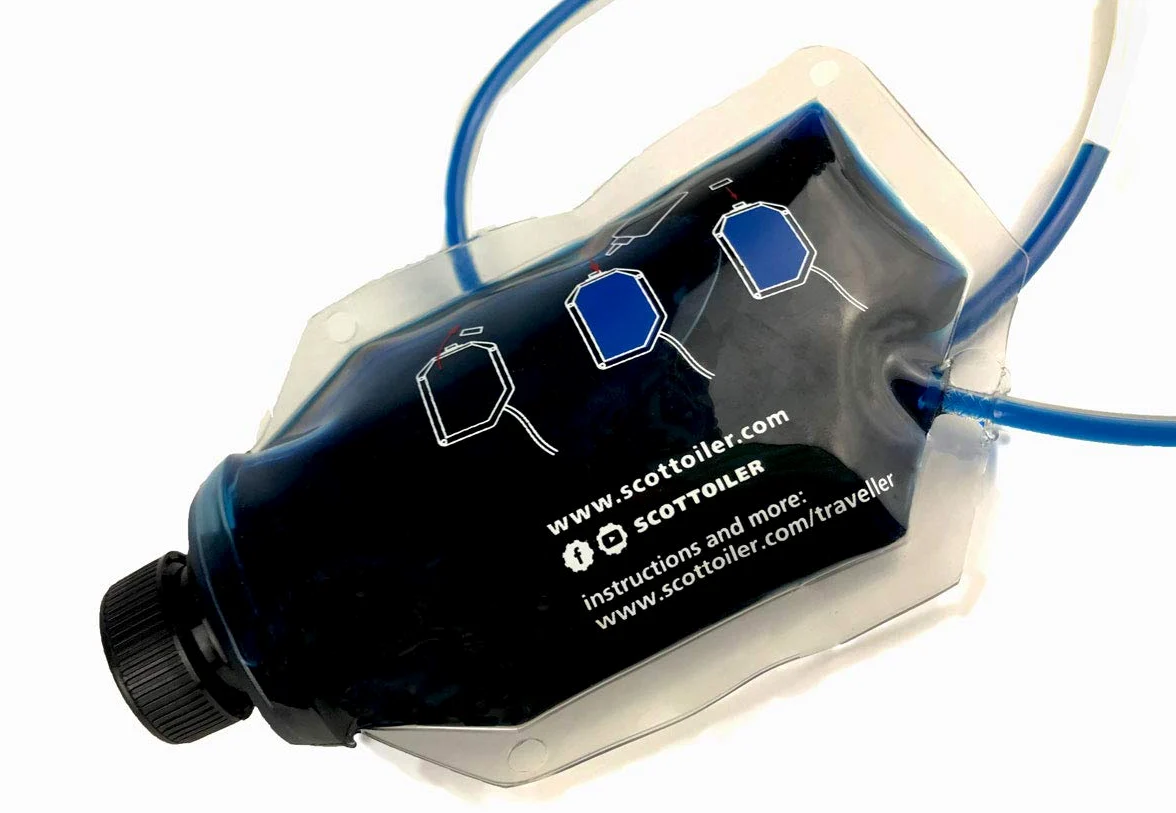 Scottoiler vSystem Automatisches Motorrad-Kettenschmiersystem mit biologisch abbaubarem grünem Scottoil & Traveller Erweiterungstasche Reichweiten-Verlängerungs-Touring-Bundle…