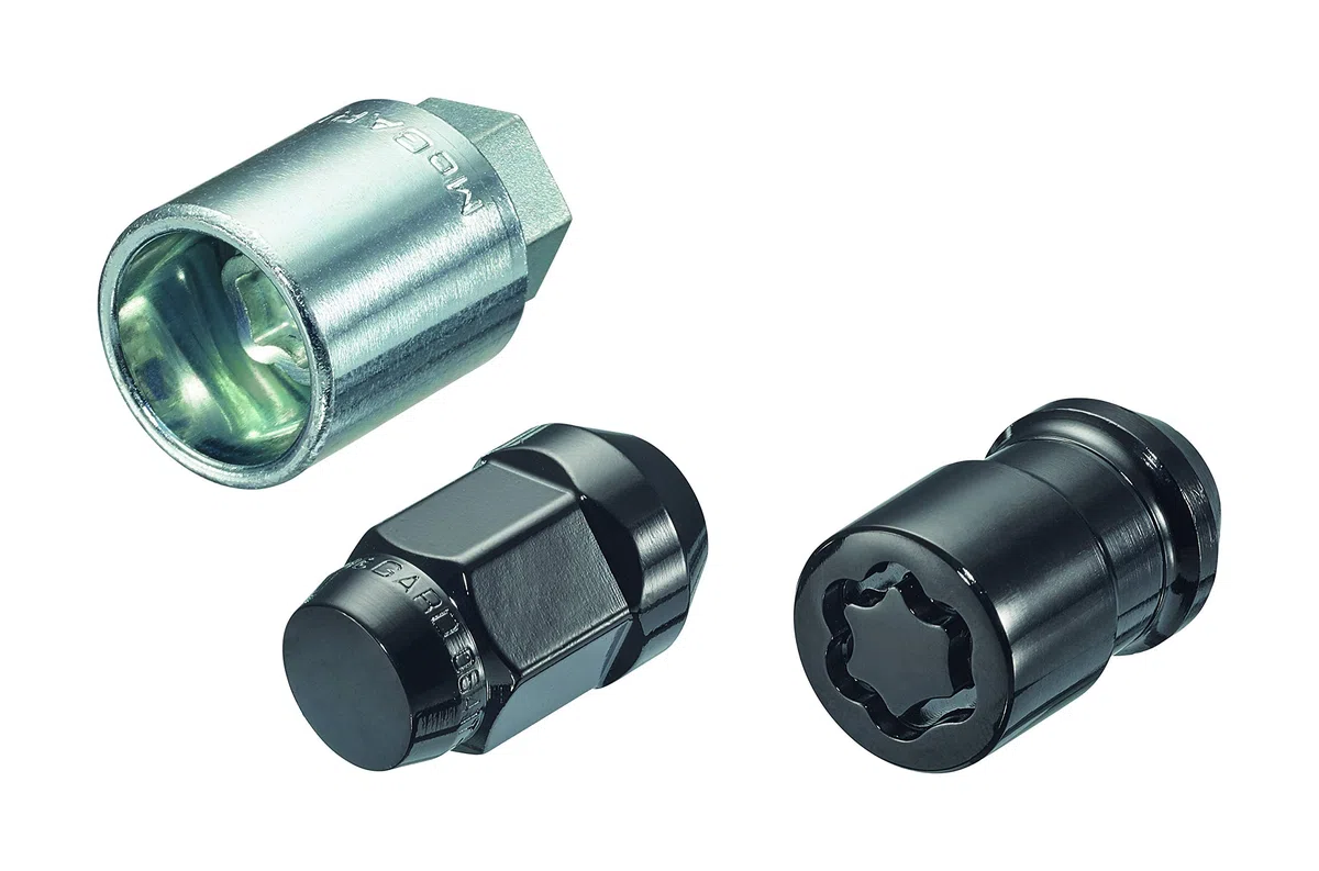84557SUB Wheel Installation kit in Schwarz "Black Finish" (beinhaltet 16 Radmuttern in Schwarz, 4 Radsicherungen SUB und 1 Schlüssel) M12x1.5, Kegelsitz, Gesamtlänge 36,8 mm, SW19